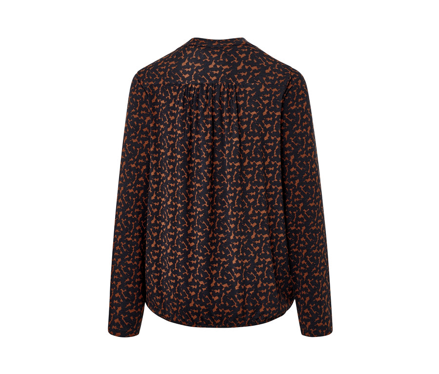 Detailansicht eines bedruckten Blusenshirts.
