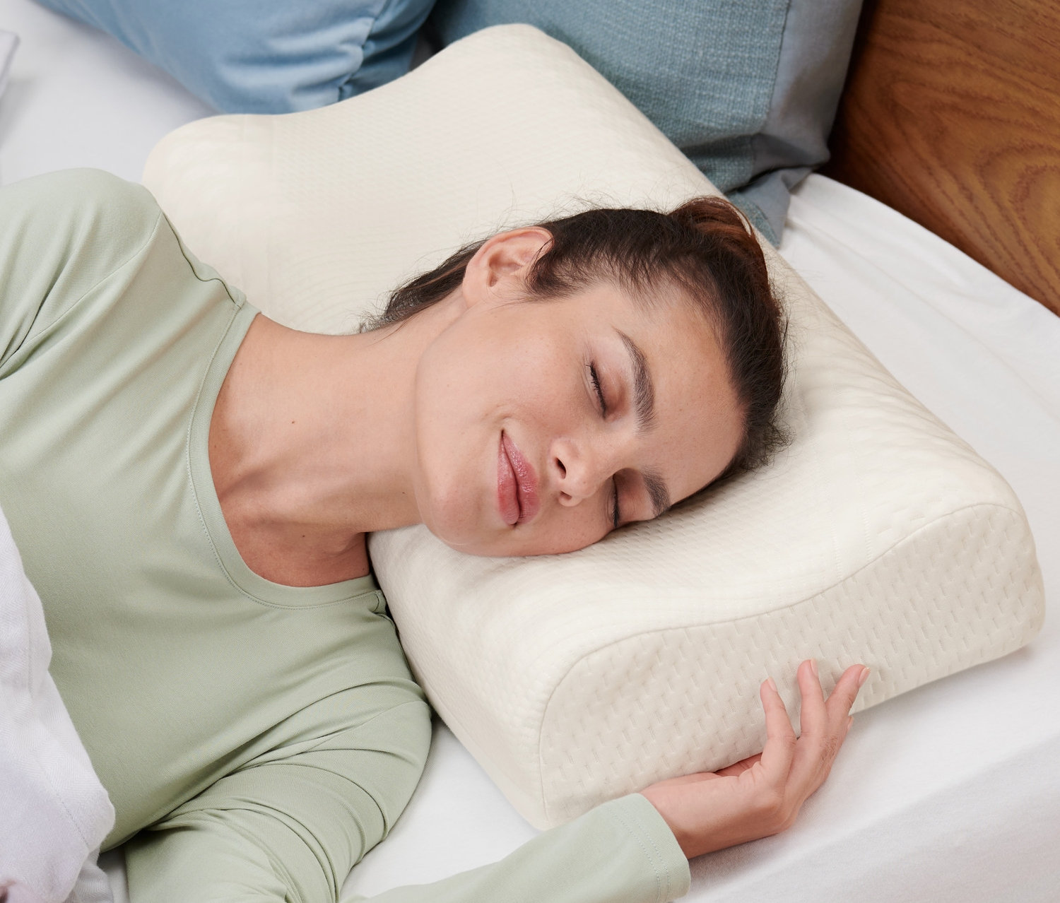 Frau schläft seitlich auf einem irisette® greenline-Nackenstützkissen.