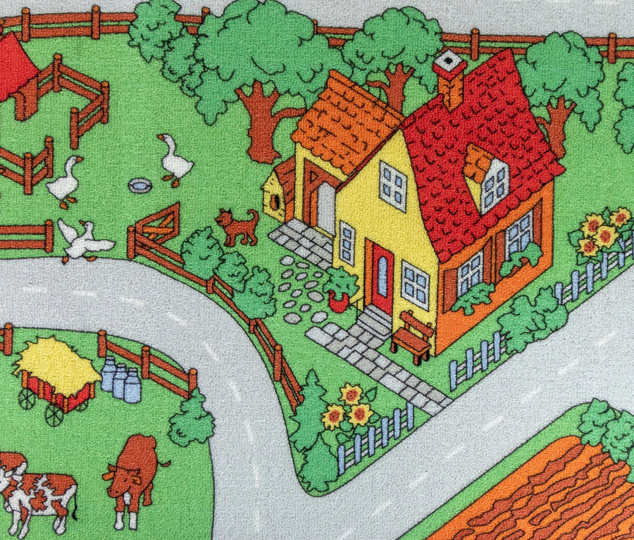 Detailaufnahme eines Spielteppichs mit Bauernhofmotiv, auf dem Häuser, Tiere und Straßen zu sehen sind. Spielteppich BAUERNHOF, ca. 140 x 200 cm. Spielteppich BAUERNHOF, ca. 95 x 200 cm.