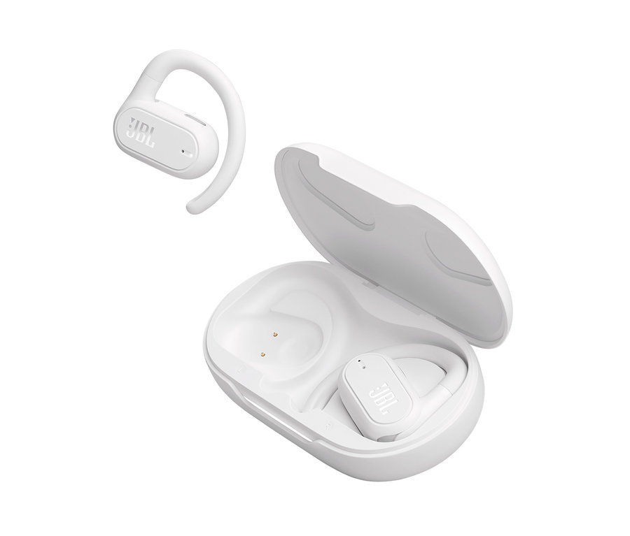 Zwei weiße JBL Soundgear Sense Kopfhörer und ein offenes Ladecase auf weißem Hintergrund.