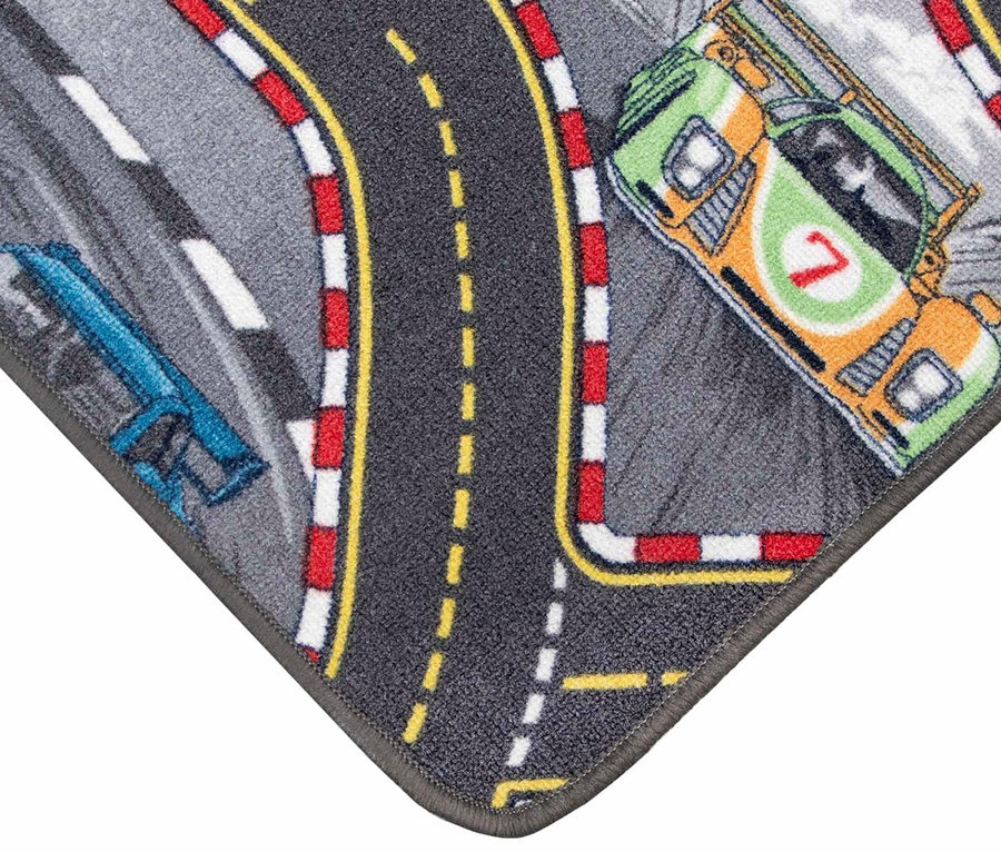 Detailansicht eines Kinderteppichs »CARS« mit Rennstreckenmuster und Autos.