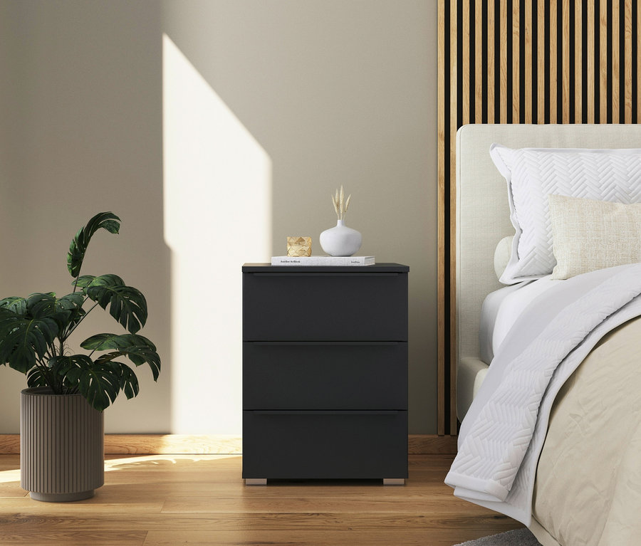 Blumentopf steht neben grauem rauch Nachttisch »Monostar« neben Bett.