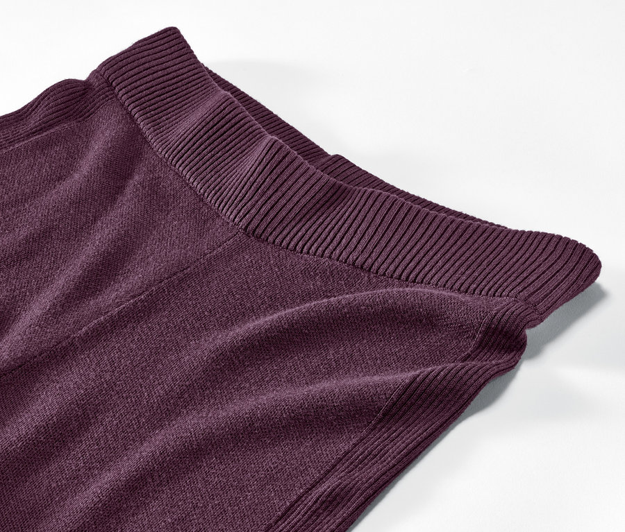 Detailaufnahme einer Lounge-Hose aus Strick.