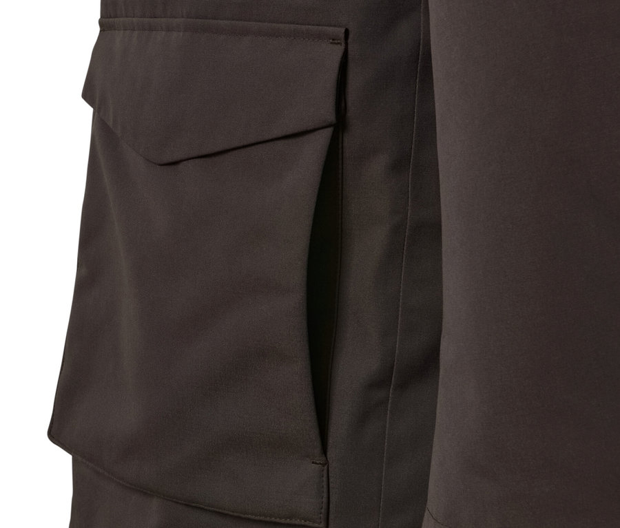 Detail einer braunen Parka mit Tasche.