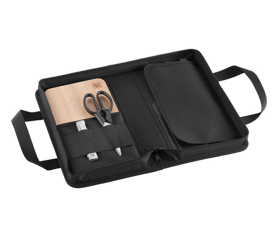 Geöffneter schwarzer ZWILLING Messer-Traveller-Set Koffer mit Schere, Messer und Holzbrett.