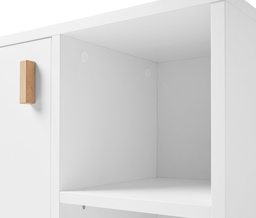 Detailansicht eines weißen Waschbeckenunterschranks mit Tür und Seitenfach.