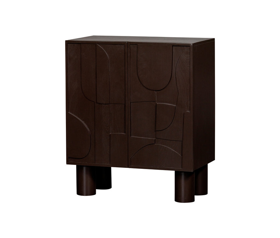 Ein brauner BePureHome Schrank »Notice« mit geprägten geometrischen Formen auf den Türen steht auf vier zylindrischen Füßen.