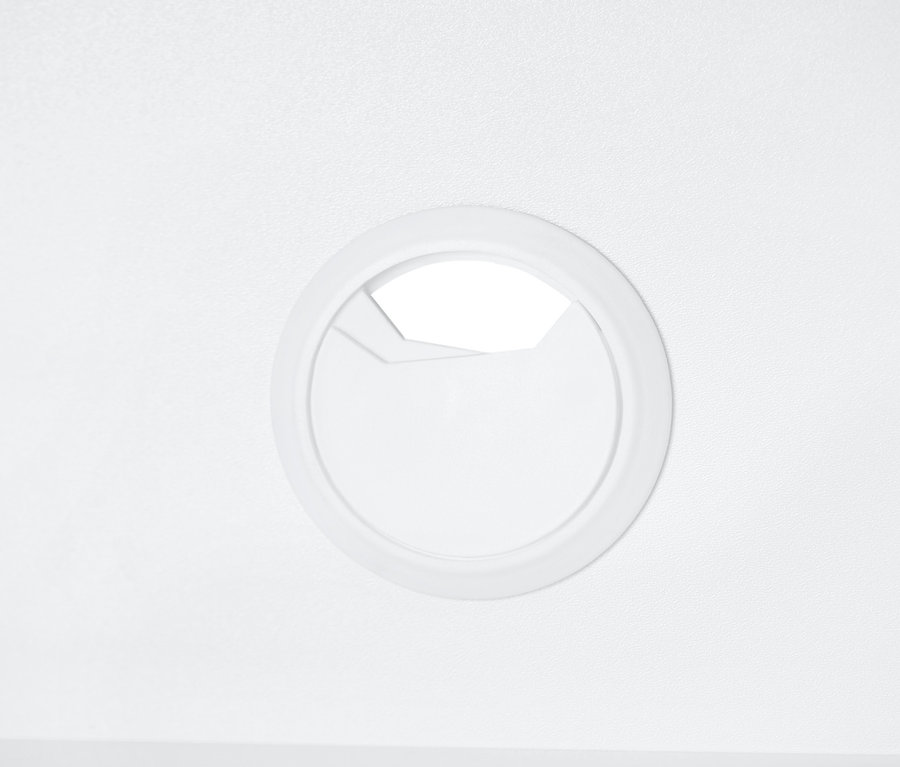 Detail eines weißen Schallplattenschranks.