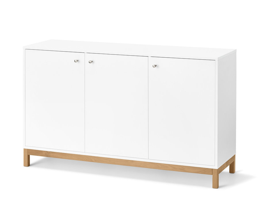 Ein weißes Sideboard mit drei Türen und einem hellen Holzsockel auf weißem Hintergrund.