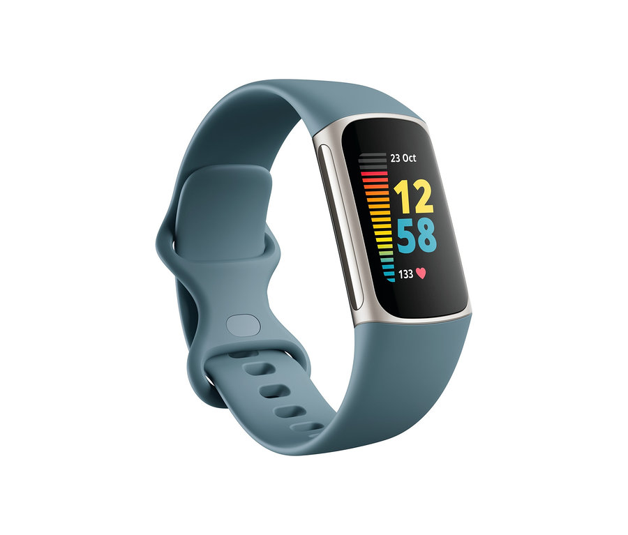 Ein blauer Fitbit Aktivitäts-Tracker »Charge 5« mit Zusatzarmband zeigt die Uhrzeit 12:58.