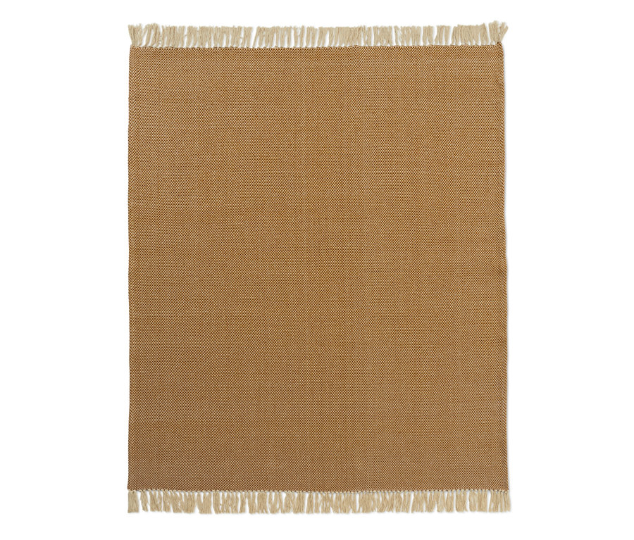 Nahaufnahme einer braunen Wohndecke mit Fransen.