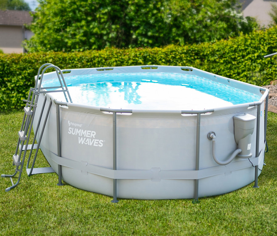 Auf einem Rasen steht ein Summer Waves Active-Frame-Pool, ca. 488 x 305 x 107 cm.