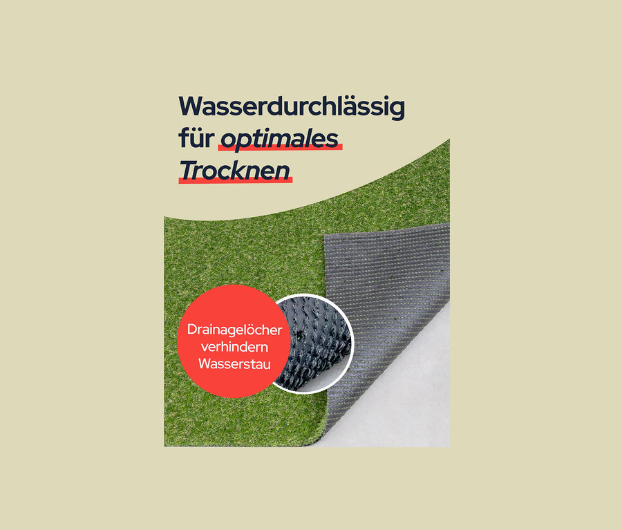 Nahaufnahme von Primaflor Kunstrasen »Jazz« mit Drainagelöchern und dem Text "Wasserdurchlässig für optimales Trocknen".