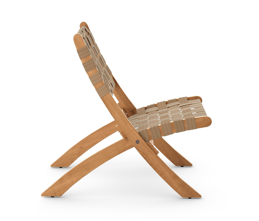 Seitenansicht eines zusammenklappbaren Loungesessels mit Holzrahmen und gewebter Sitzfläche.