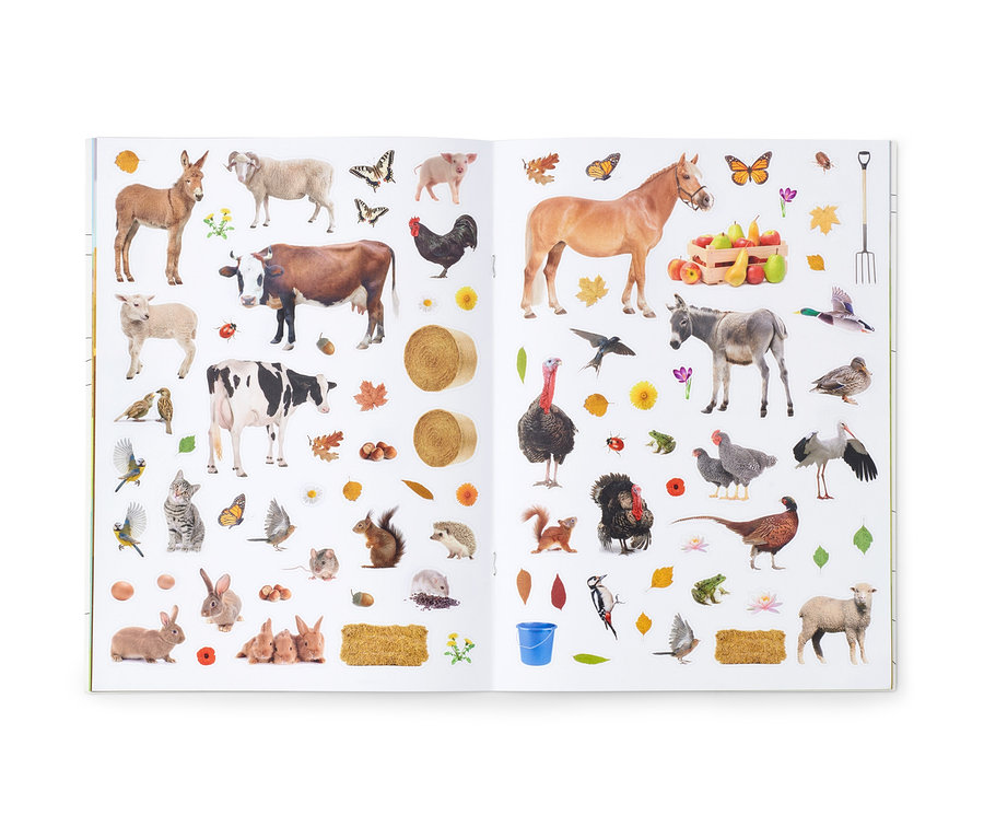 Geöffnetes Stickerbuch »Auf dem Bauernhof« mit Abbildungen von Tieren wie Kühen, Pferden, Schafen und Hühnern.