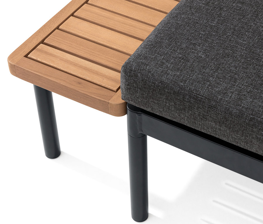 Detailansicht eines Balkon-Lounge-Sets »Elin« mit Holztisch und grauem Kissen.
