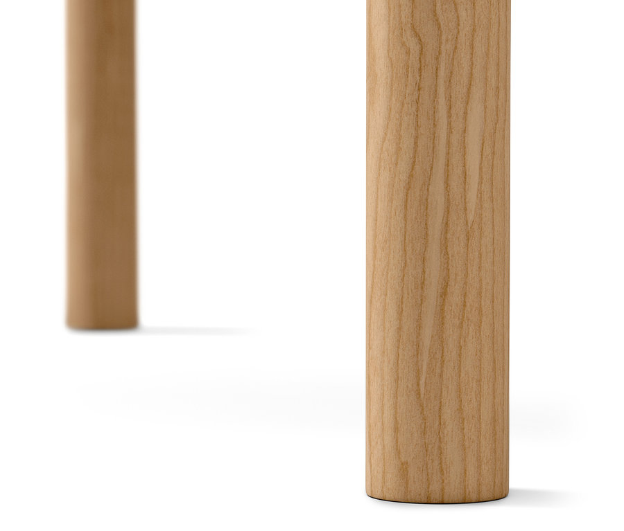 Detailaufnahme von zwei hellen Holzbeinen eines Tisches auf weißem Hintergrund.
