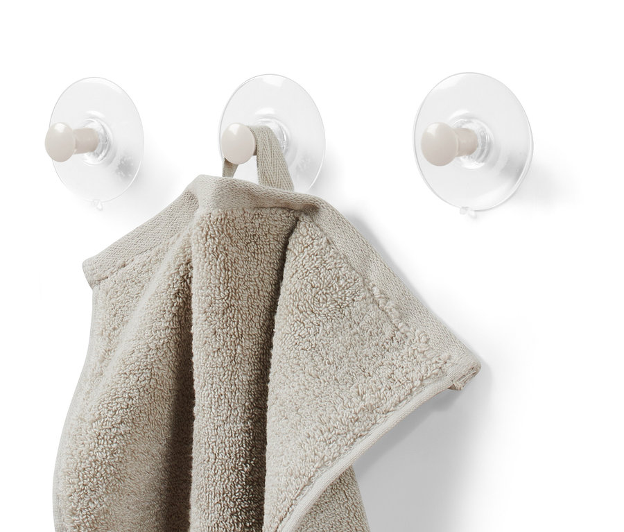 Ein Handtuch hängt an einem von drei Haken mit Saugnapf.