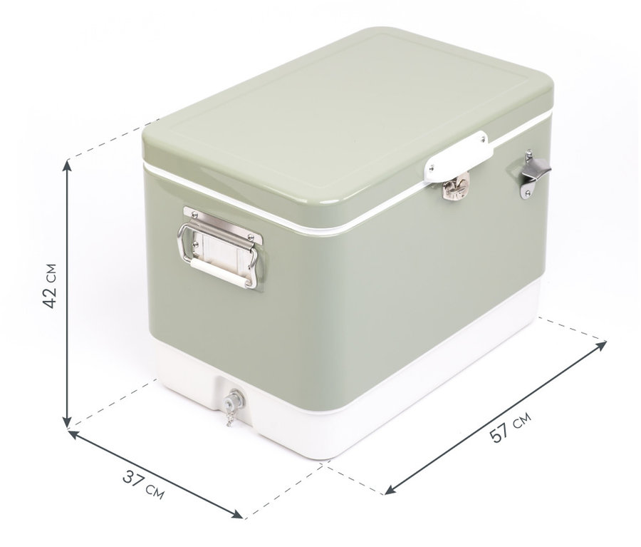 Eine grüne Kühlbox mit ca. 56 l Fassungsvermögen auf weißem Hintergrund.