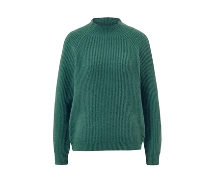 Grüner Grobstrickpullover mit Stehkragen.