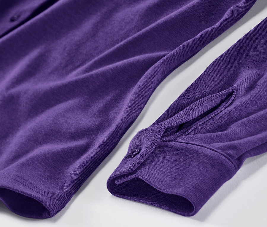 Detailansicht eines lila Blusenshirts mit Knopfleiste.
