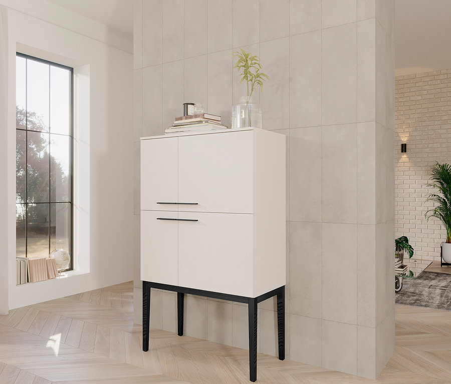 Ein weißes Highboard steht im Wohnzimmer.