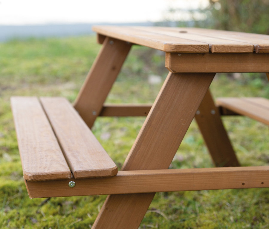 Detail einer roba Kinder-Outdoor-Sitzgruppe »Picknick for 4« in Teakoptik auf einer Wiese.