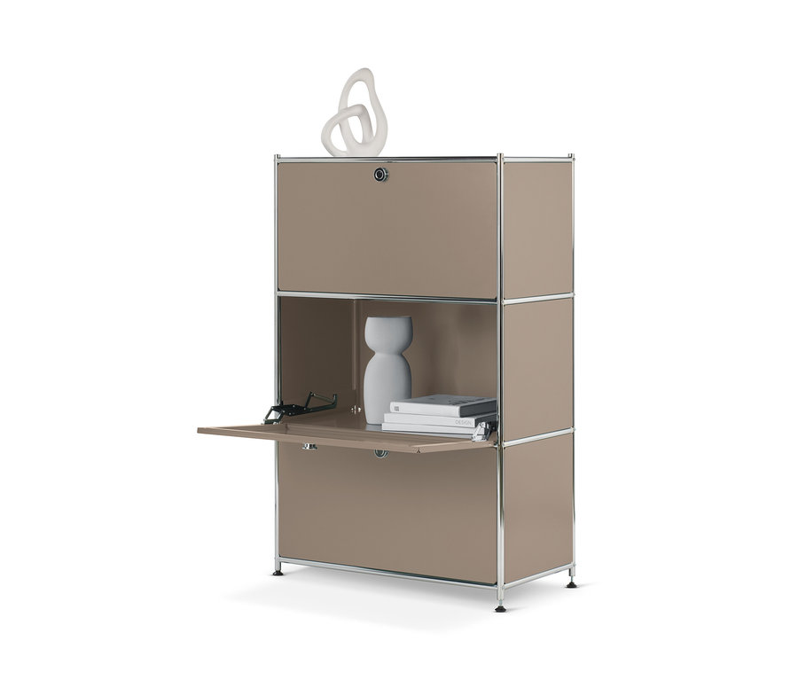 Metallregal »CN3« mit 3 Klappfächern, davon eines geöffnet. Darin Vase und Bücher.