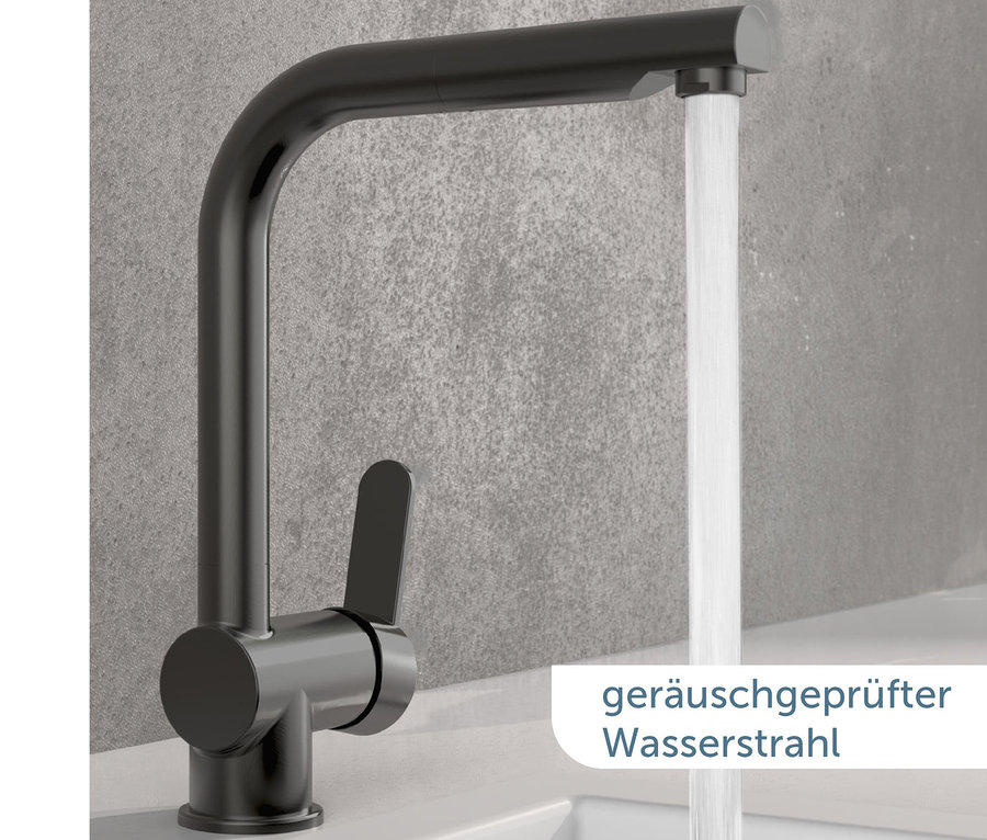 Wasser fließt aus der matten graphitfarbenen Spültischarmatur »London«.