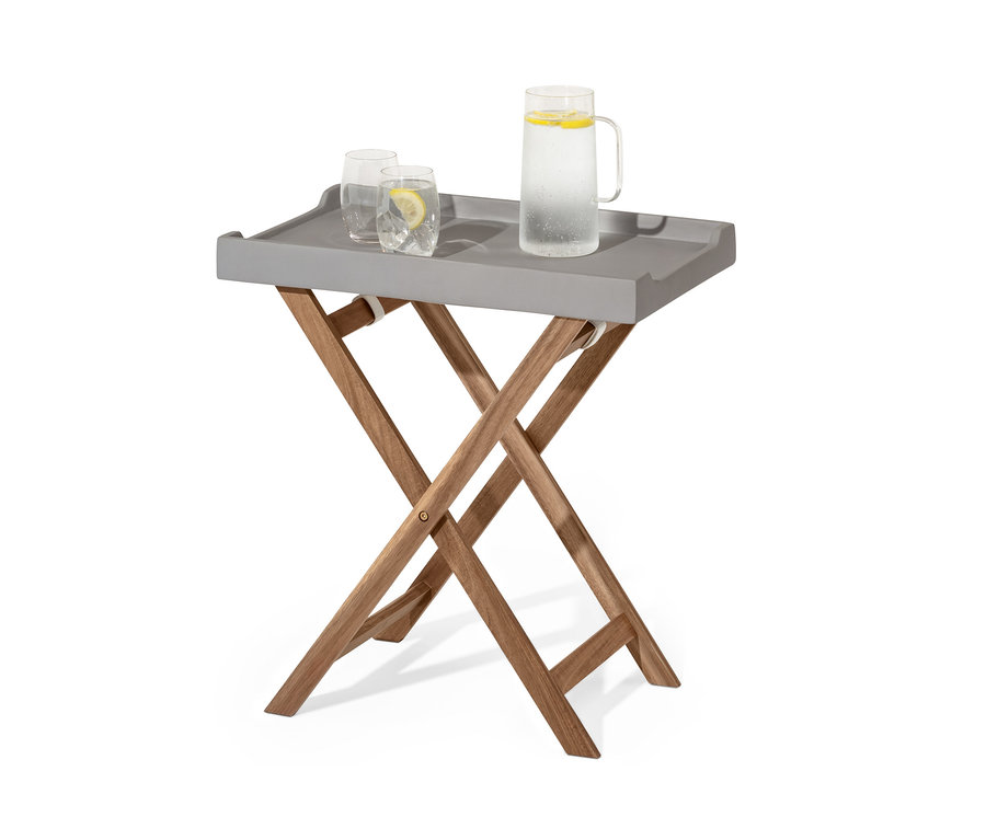 Auf einem grauen Klapptisch steht ein Krug mit Wasser und zwei Gläser mit Zitrone.