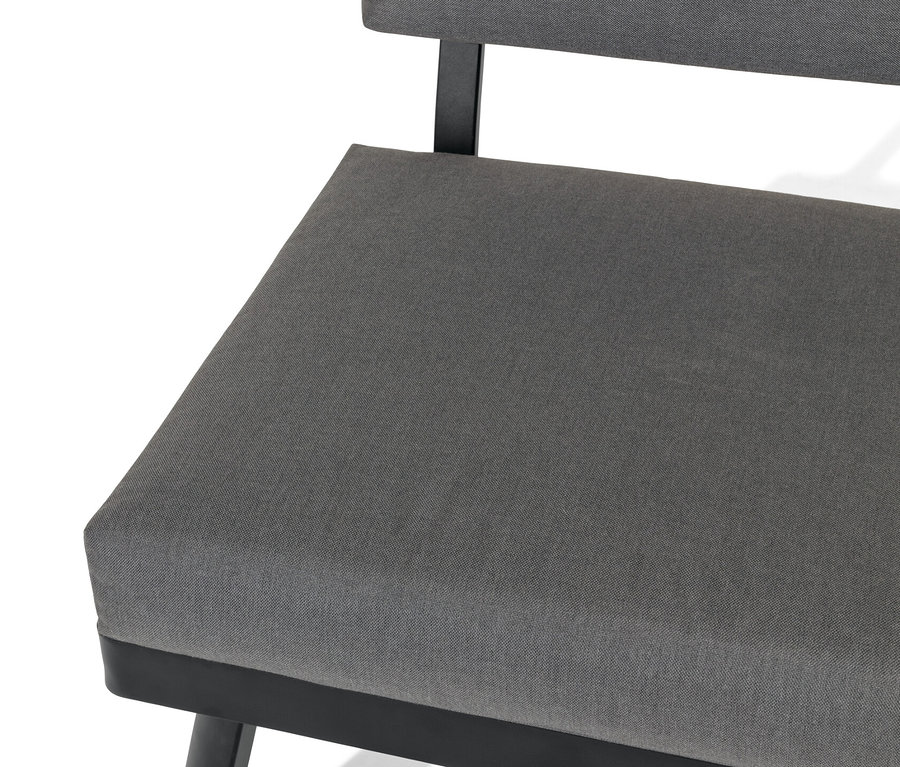 Detailansicht eines grauen 2-in-1-Sofa-Liege mit hochklappbarem Mitteltisch.