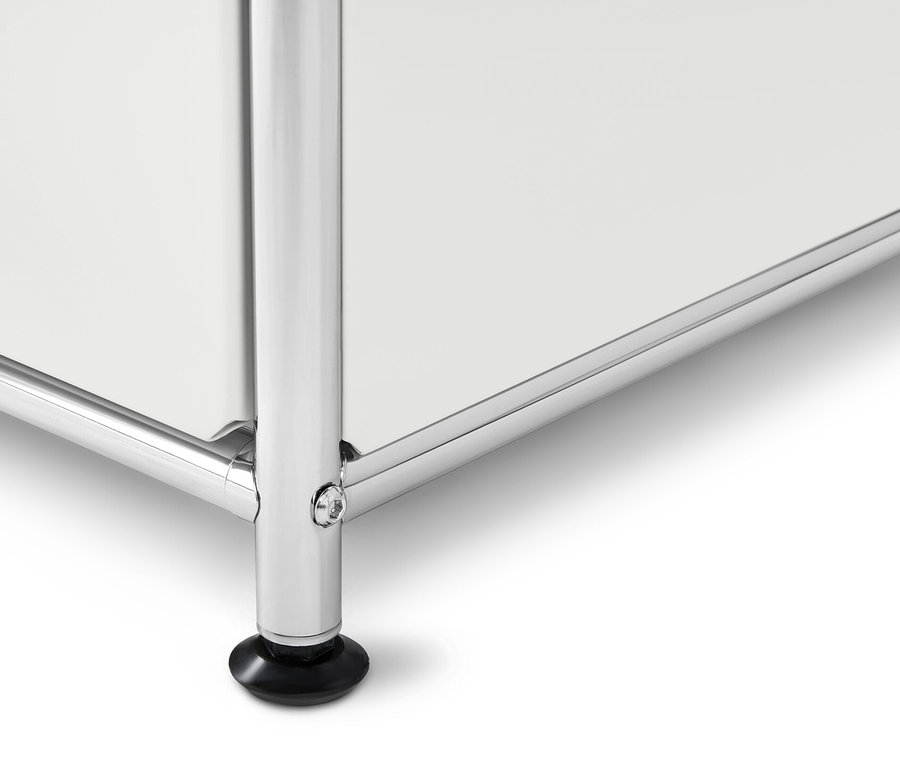 Detailaufnahme einer Kommode Metall »CN3« mit 2 Klappen und 1 Schublade, die die Eckkonstruktion mit verchromten Beinen zeigt.