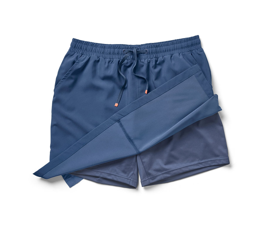 Blaue Funktionsrockshorts auf weißem Hintergrund.