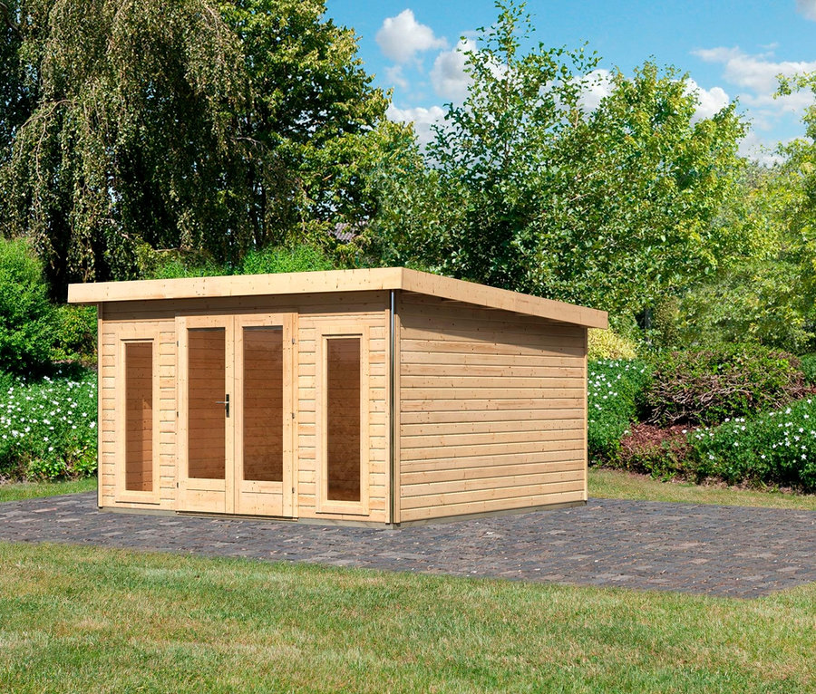 Ein naturbelassenes Karibu Premium-Gartenhaus, 38 mm (Altona 3), steht im Garten.