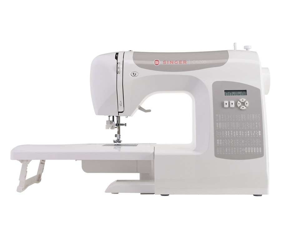 Eine weiße Singer Computer-Nähmaschine »C5205«.