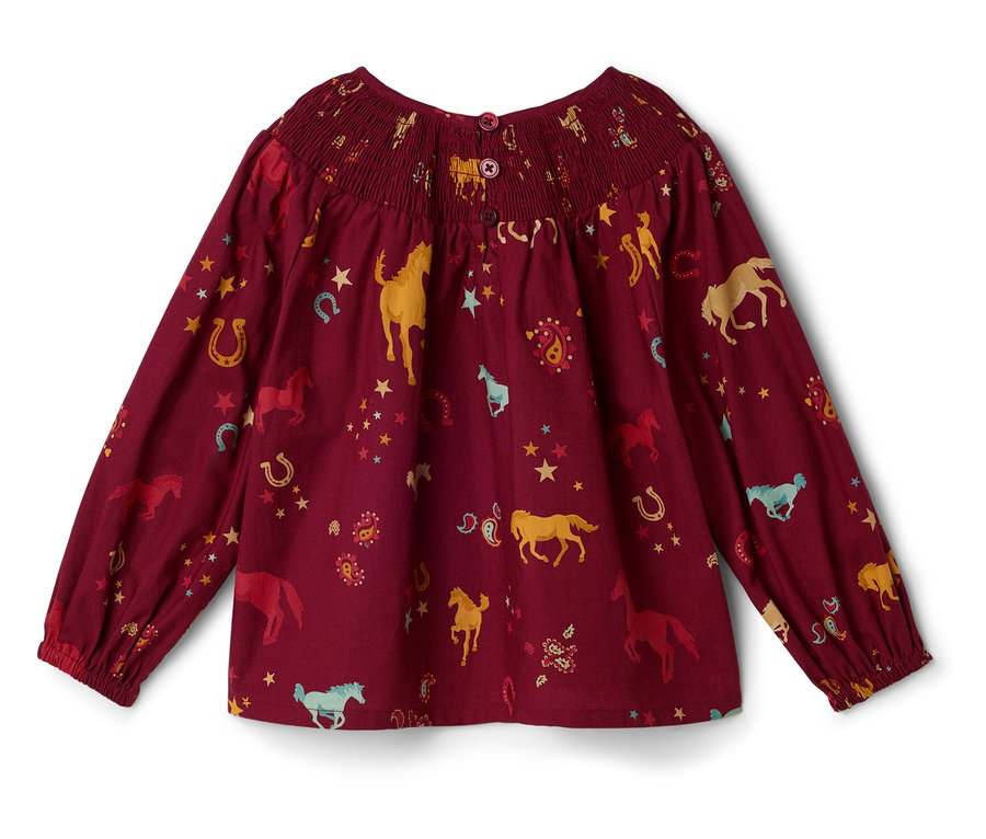 Weinrote Langarmbluse mit Pferde-, Hufeisen- und Sternenmuster.