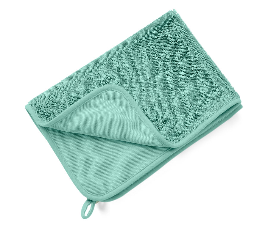 Ein türkisfarbenes Stofftuch liegt gefaltet auf einem weißen Hintergrund.