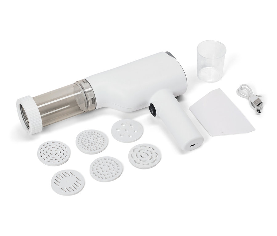 Elektrischer Teigwarenhersteller mit verschiedenen Aufsätzen, Messbecher, Spachtel und Ladekabel auf weißem Hintergrund.