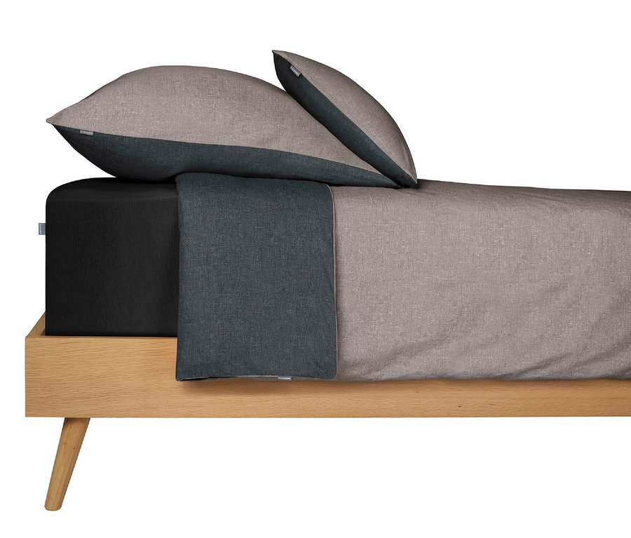 Bettwäsche-Set auf einem Bett.