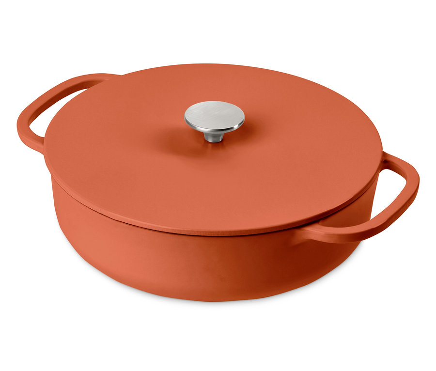 Ein orangefarbener, gusseiserner Topf mit Deckel und silbernem Griff.