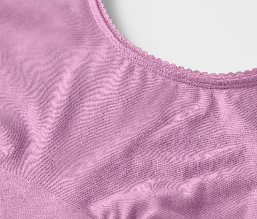 Detailaufnahme eines lila BHs mit Zierrand.
