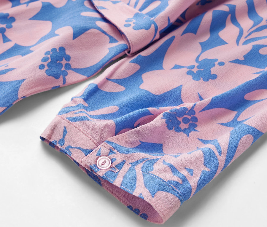 Detailansicht eines bedruckten Hemdblusenkleids.