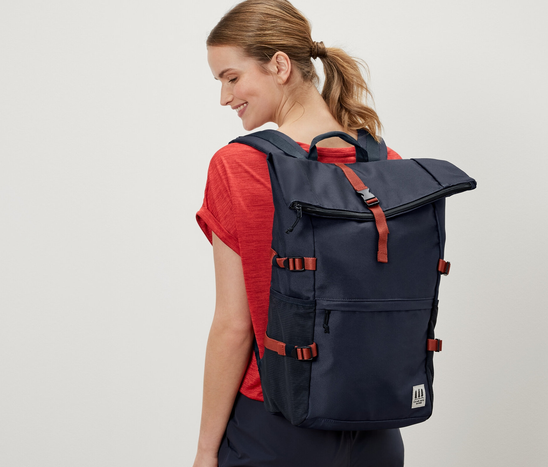 Frau trägt einen Outdoor-Rucksack.