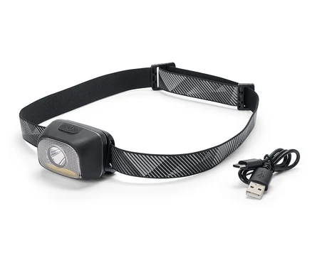 Eine schwarze Stirnlampe mit einem grau-weiß gemusterten Band und einem USB-Ladekabel.