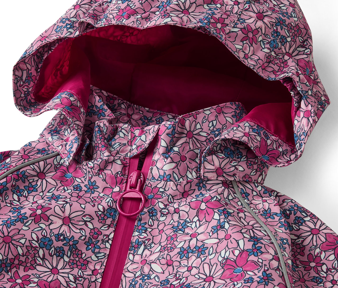Detailaufnahme einer geblümten Kinder-Thermo-Regenjacke.