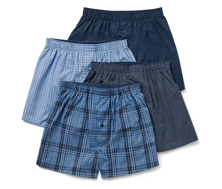 Vier Herren Boxershorts in verschiedenen Farben und Mustern.