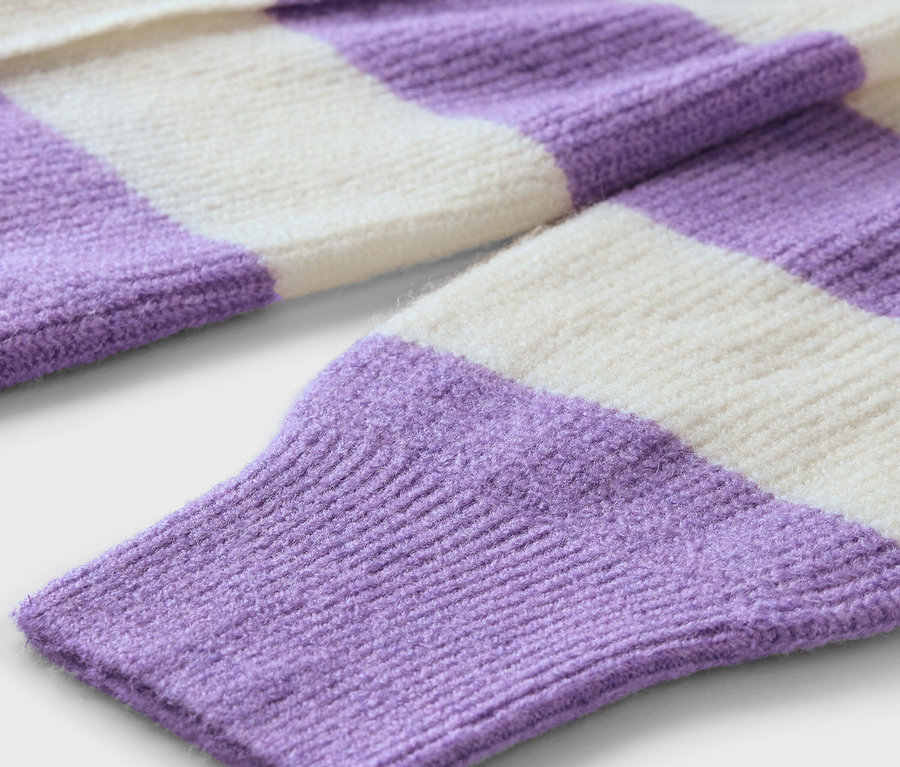 Detailansicht eines lila-weiß gestreiften Pullovers.