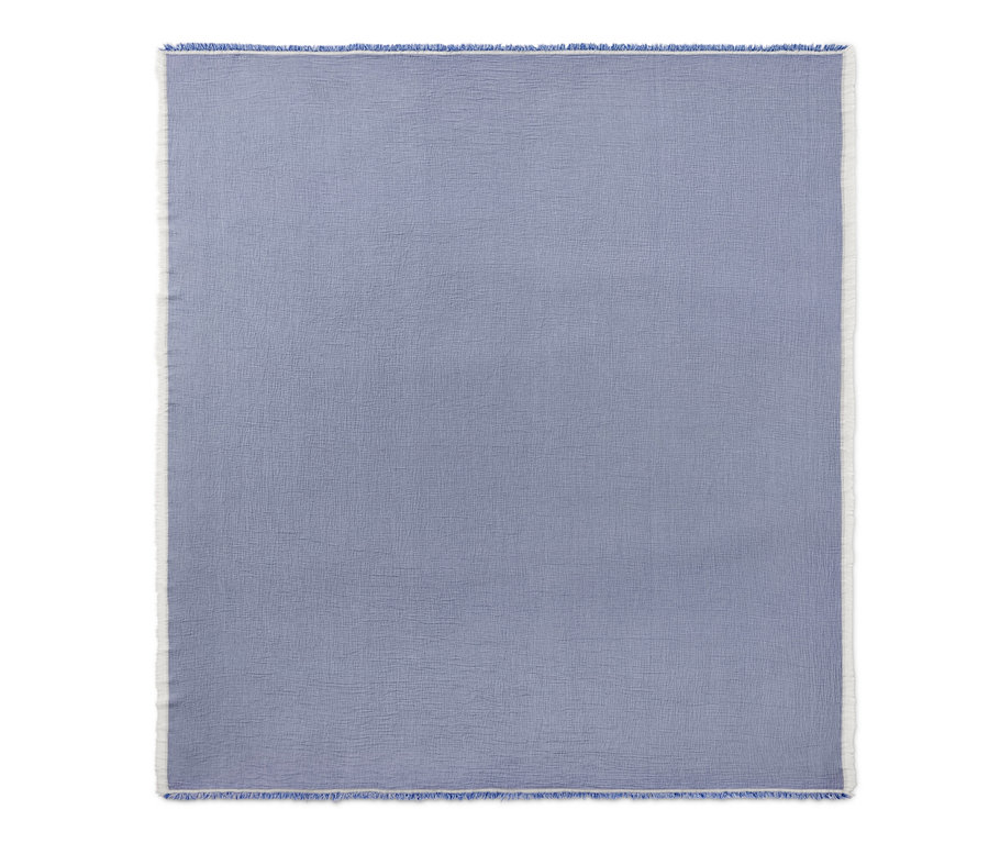 Ein blauer Bettüberwurf, 220 x 240 cm.