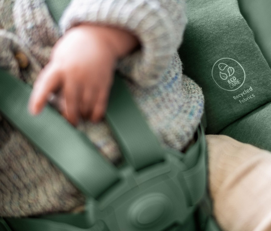 Baby in grüner Maxi-Cosi Elektrische Schaukel »Cassia«.