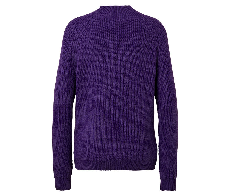 Ein lila Strickpullover mit Rundhalsausschnitt auf weißem Hintergrund.